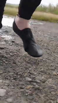 Kultowa Zabawa Z Kałużami Na Wiejskiej Drodze