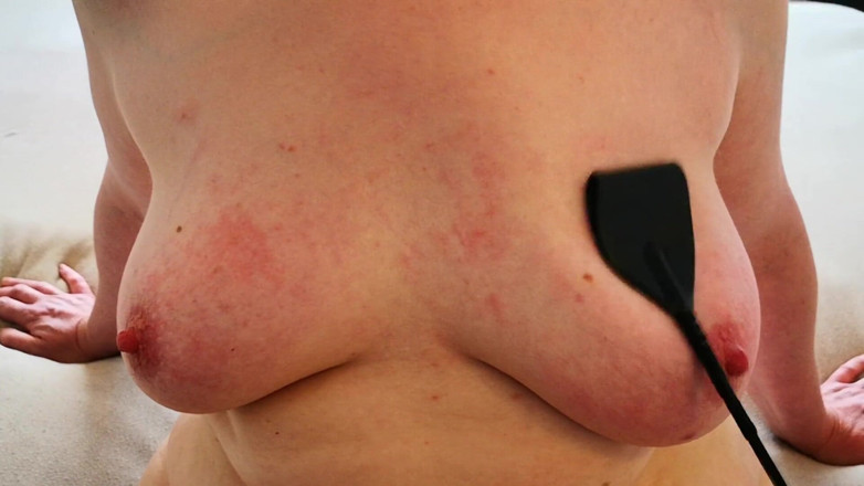 Bouncy Tits Action: Chicotee meus peitos com chicote de garanhão