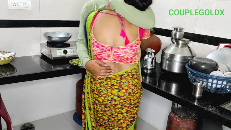 Sexy Komal: Dia datang untuk memberitahu ibu mertuanya tentang masalah dapur