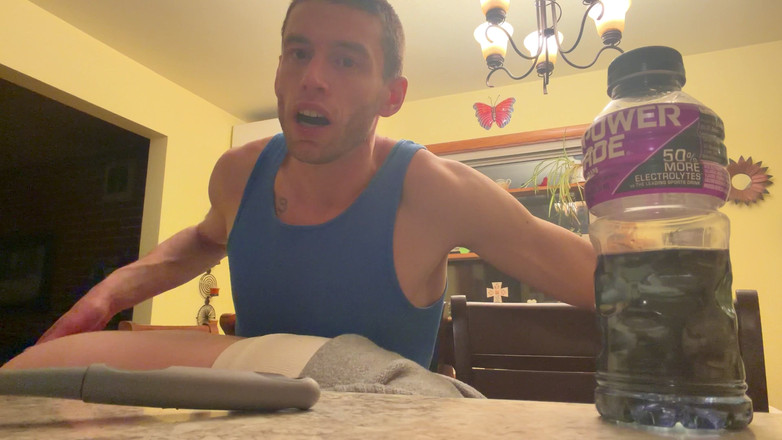 Alpha stud 4 u: Ohbíte Emo holku přes kuchyň. Stolička ve jasné vzdušné kuchyni...