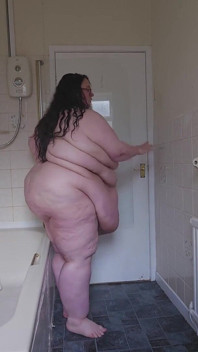 SSBBW Goddess Bathroom Strip and Catwalk