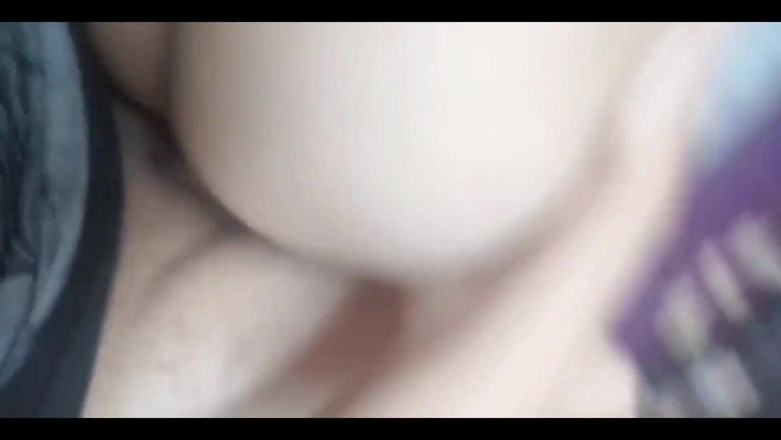 Astrid Cute: 现在就抬起你的裙子！我让我的学生女友今天在课堂上不要穿内衣，这样我就可以以后操她了