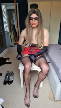 Senzație de fierbinte în Corselette mea roșie sexy și ciorapi XXX pe deplin