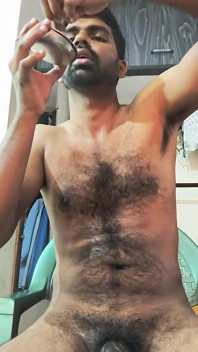 Masturbándome y comiendo mi propio semen