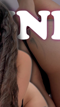 Gadis dengan celana dalam thong hitam ini kentut di wajahmu