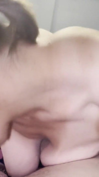熟女swesmarie吮吸生活并用鸡巴射精