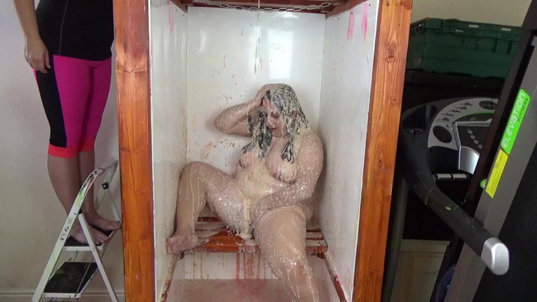 Gunked up girls: The mucky pup porridge tankgasm