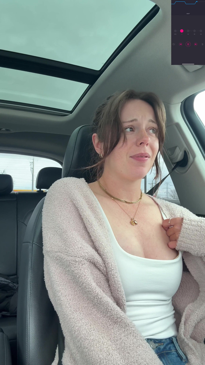 Nadia Foxx: Abspritzen in einer Tim Hortons fahrt durch!