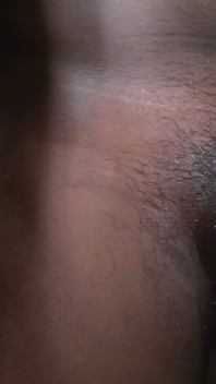 Mi sego, sborrando e giocando con il mio corpo