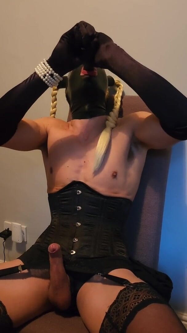 JessicaXD: Muñeca de látex con lencería y semen