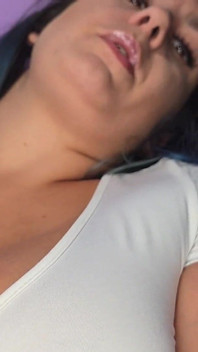 Gesicht in meiner brust begraben mit meinem strap-on in deinem arsch