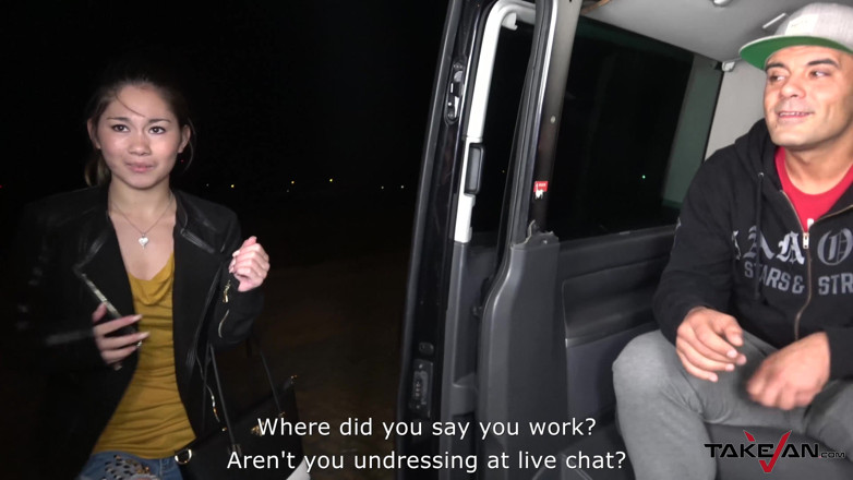 Take Van: Маленькая азиатка получает европейский молоток глубоко в ее бритую киску
