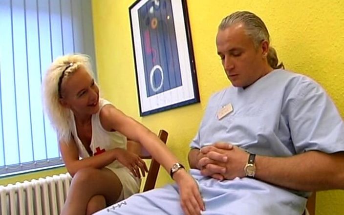 German's MILF: Traviesa enfermera alemana follada por médico