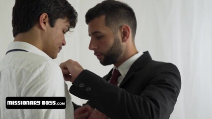 Missionary Boys: Dos jóvenes misioneros comparten un orgasmo intenso