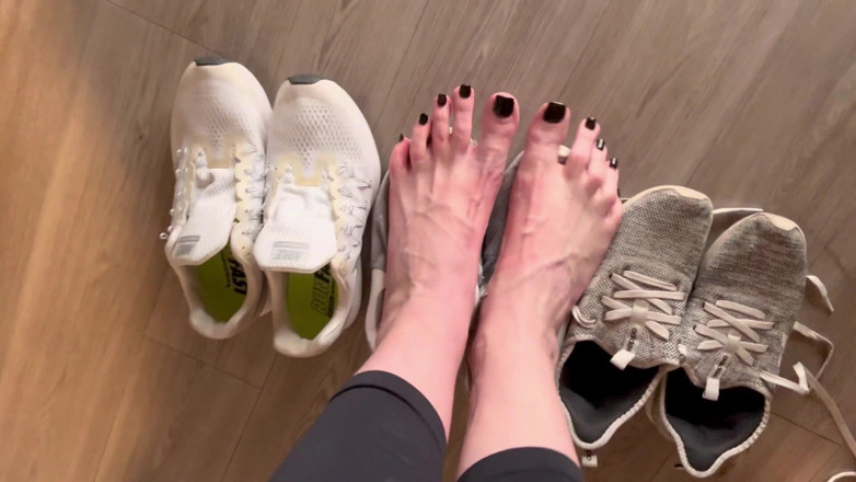 Peppermint Giantess: Mărimea 16 picioare strângându-se în adidași de dimensiuni mai mici