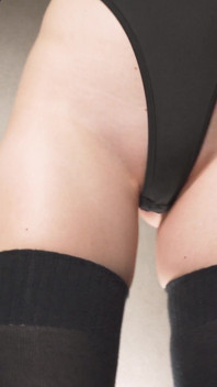Fetiche de coxa no cu em traje de pernas altas