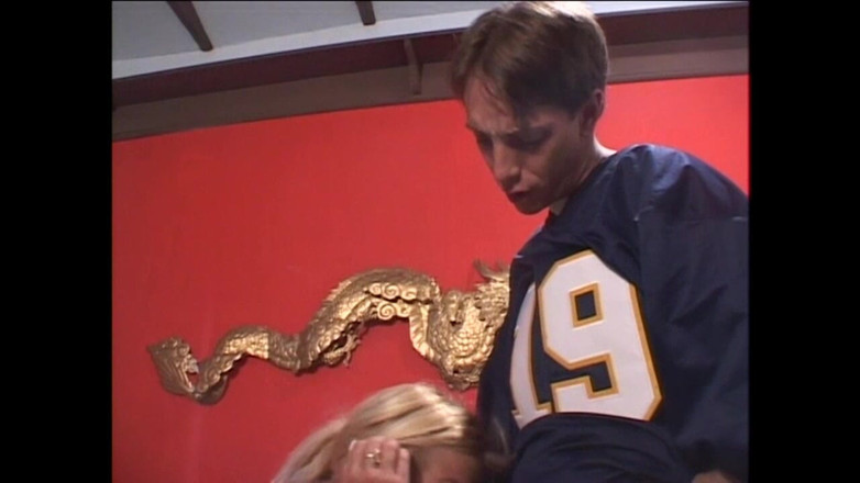 MILF still slut: Den mycket slampiga och bystiga mostern tar sin brorsons stora...