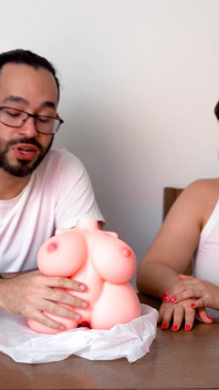 Futaiul cu această păpușă sexuală Lil a fost mai fierbinte decât ne așteptam!
