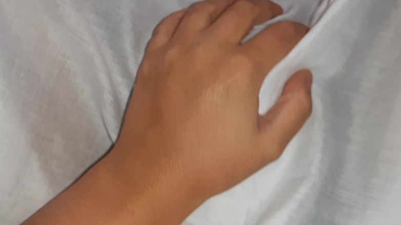 Lesbian-illusion: Пока моя подруга учится на экзамене, наш сосед играет с моей киской под одеялом