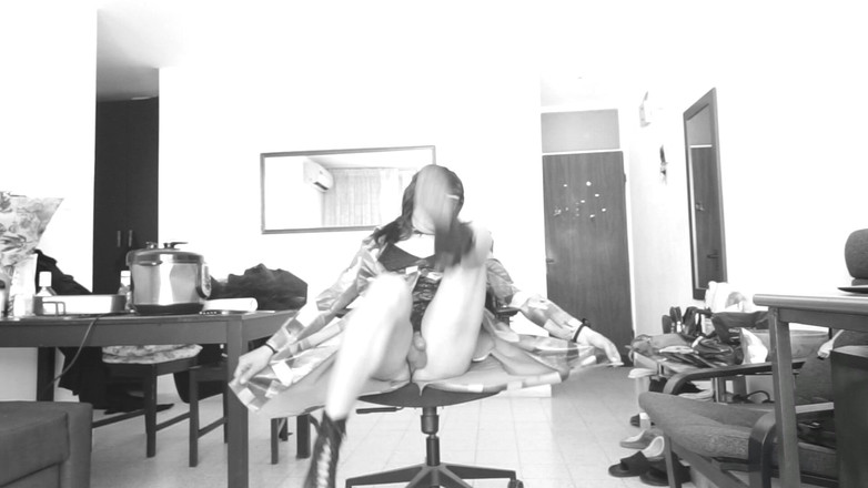 Voyager: Își deschide cu bucurie haina de toamnă și arată totul dedesubt