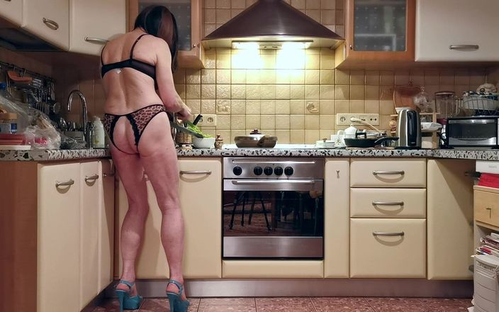 Sissy Cummy Lingerie: Nylon Sissy děvka Michelle Pozdní večeře Vaření Živě