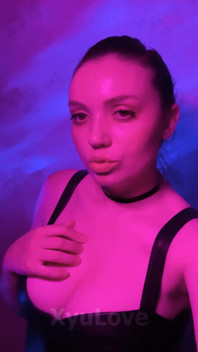 Xyulove Posiert Niedlich Für Die Kamera Und Gibt Allen Ihren Abonnenten Einen Sanften Kuss