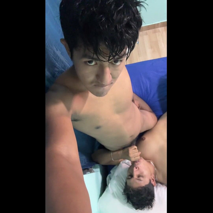 Peluche19 cm: 若いゲイの男性が自宅の部屋でゲイの友人と裸でセックス