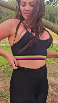 Agatha allaite pendant des rapports sexuels dans le parc, avec un pantalon déchiré