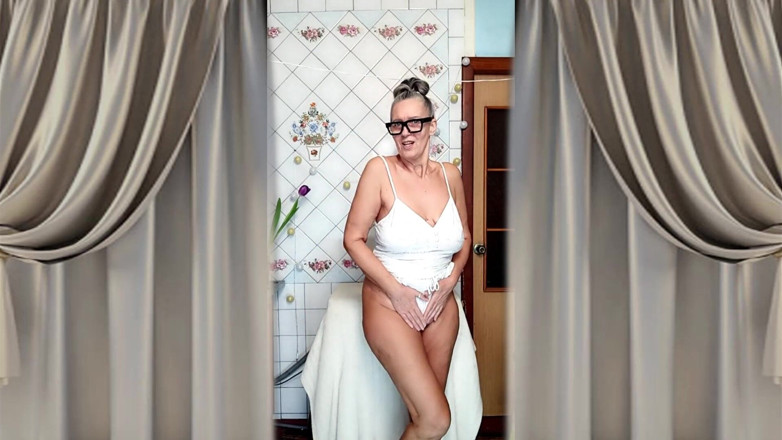 Lukerya: Горячая зрелая домохозяйка Lukerya раздевается и соблазняет своими огромными сиськами на кухне