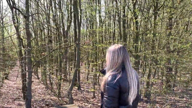 SweetSusi: Pissed While Walking Outside