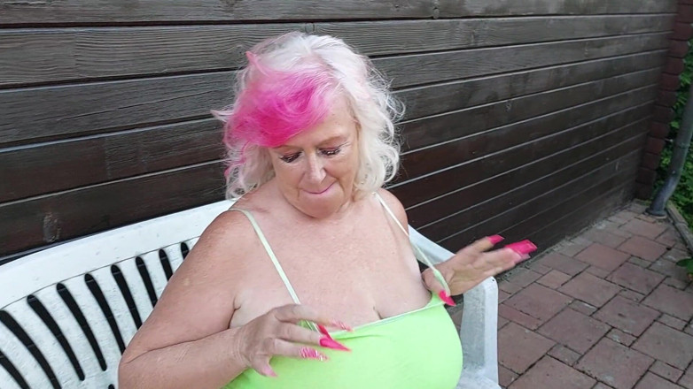 PureVicky66: Horny Mature Outdoor Solo