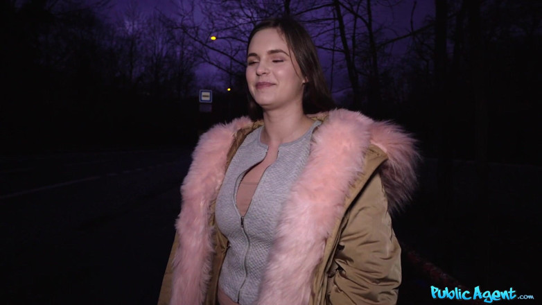 Public Agent: Agent - 20-letnia studentka Taylee Wood miga swoimi dużymi piersiami