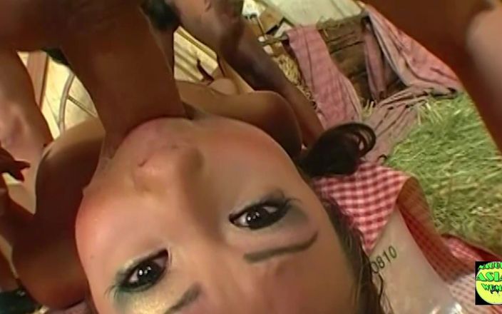 Naughty Asian Women: Schöne asiatische schlampe Tia tanaka liebt es, im Zentrum zu...