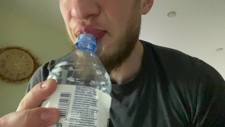 Hunky time: Alpha Wypełnia Butelkę Śliną (niesmakiem)