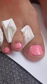 Eu faço minhas unhas, meus pés e mãos em rosa