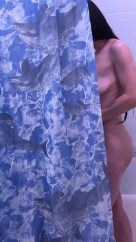 Stepson spia la sua matrigna alla doccia, la matrigna succhia il cazzo