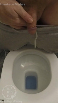 Chico Amateur Atrapado Meando En La Casa De Su Amigo