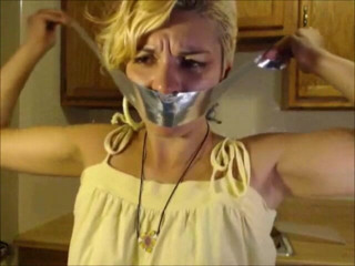 Selfgags classic: Rosalyn ได้รับกางเกงในสกปรกส่งมา! *ปิดปากแน่นด้วยเทปก้อนมหึมา*