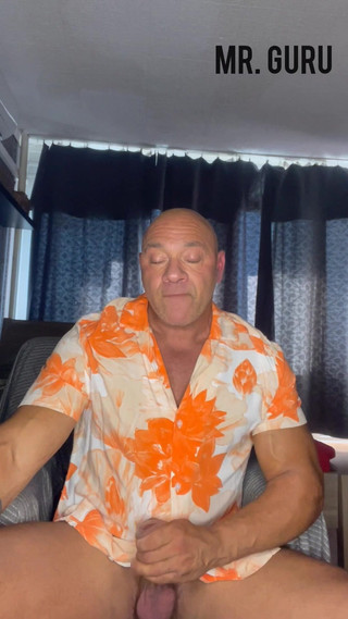 Mr. Guru: Mrguru, sexy bodybuilderin wichst zu hause