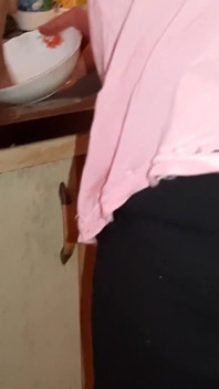 Meine heiße stiefmutter in einem Minirock weiß nicht einmal, dass ich hinter ihr masturbiere
