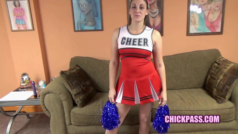 ChickPass Amateurs: Melanie Hicks hebt ihren rock an, um zu masturbieren
