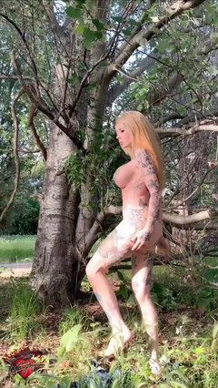 Megan Inky: All'aperto, ragazza bionda che balla e masturba in un parco