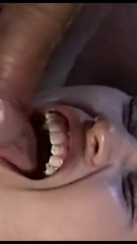 Dubbele penetratie en cumshot van twee enorme pikken op de grote tieten van een milf
