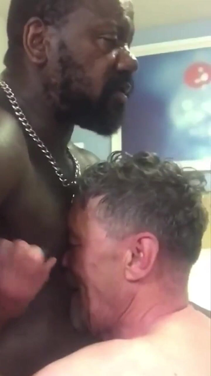 Black Muscle Stepdad: Kan inte få tillräckligt med BBC &amp; Big Pec pumpade bröstvårtor
