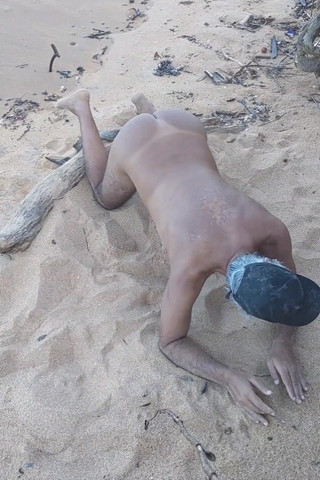 Ladysilvas: Ladysilva lagi asik pamer bikini di pantai sambil pamer pantat...