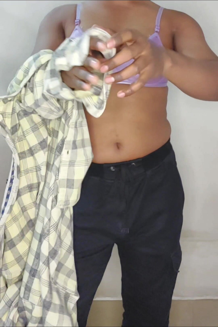 Sissy Slut Simran: Pequeno pau transsexual strip provocação dança para papai