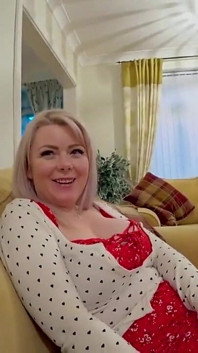 Danni marie - süße anfängerin masturbiert und lutscht schwanz