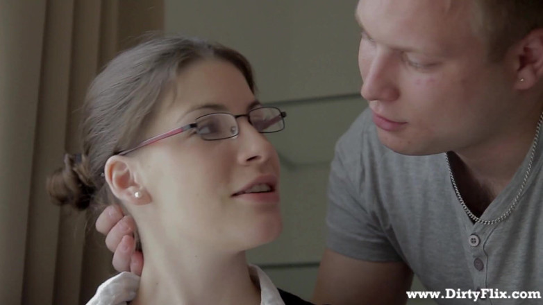 She is Nerdy: Nerdy loszka namalowana twarz z spermą