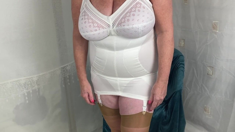 Aunty Sandra vintage girdle queen: Sandra Teyze senin için soyunuyor