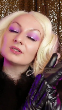 สาวMILFผมบลอนด์ใส่ถุงมือหนังกับขนสัตว์: Fetish ASMR วิดีโอฟรี - หน้าใสเหล็กจัด